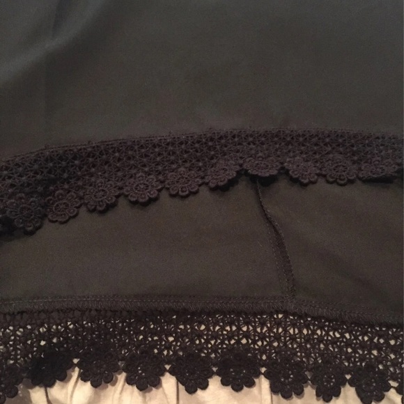 NWT! Sheer Lace hem Tank top - Picture 4 of 6